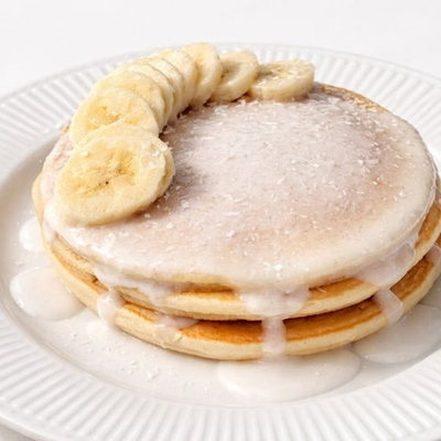 Панкейки с кокосовым топпингом и бананом