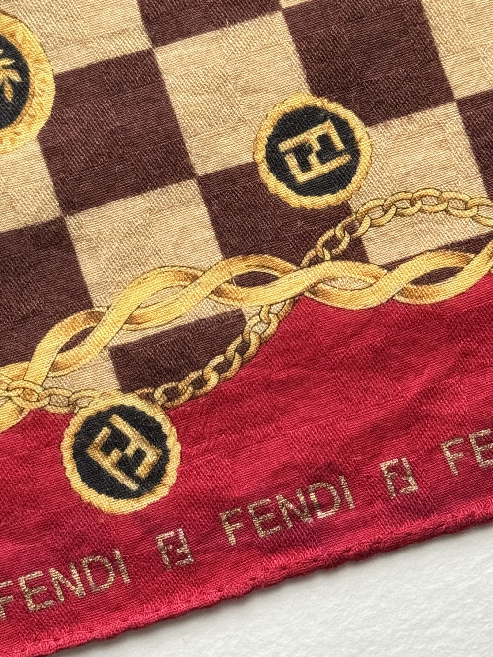 Платок в клетку с красным кантом Fendi