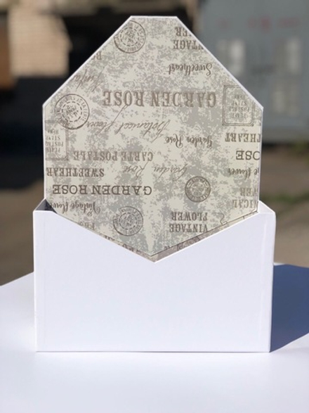 Картонная коробка для цветов в форме конверта . Цвет:Белый . Розница 300 рублей .