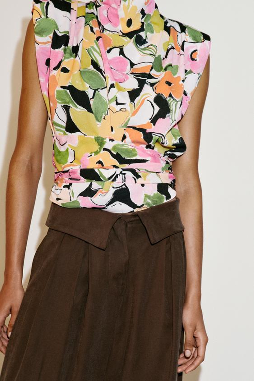 ZARA БРЮКИ С ЗАЩИПАМИ И ОТВОРОТОМ НА ПОЯСЕ, КОРИЧНЕВЫЙ