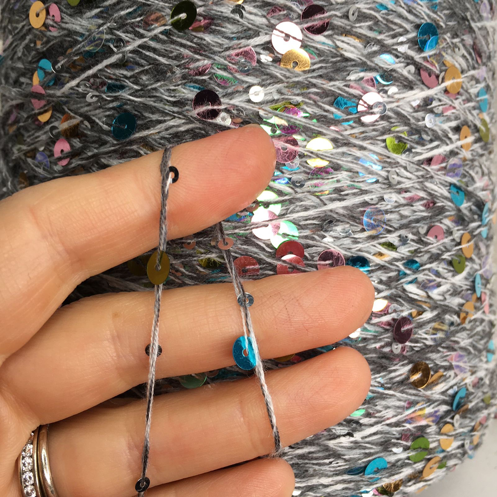 GLAMOUR хлопок, пайетки, 240м/100гр карнавал цвет: нить серый седой, цветные пайетки (розовые, золотые, зеленые, бирюзовые)