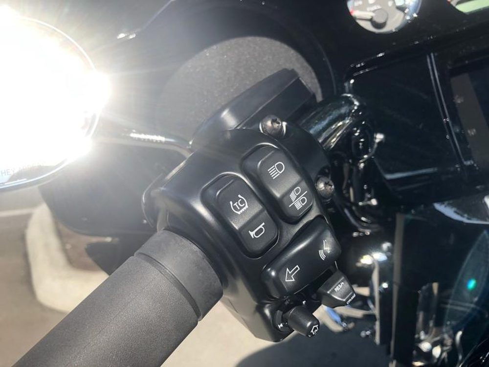 Ultra Limited, Harley-Davidson (FLHTK), 2021 vivid black