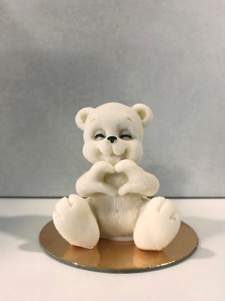 Мишка с сердечком из шоколадной глазури