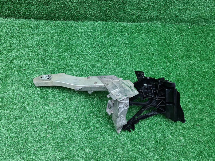 Кронштейн передней панели Mercedes E W213 (16-23)