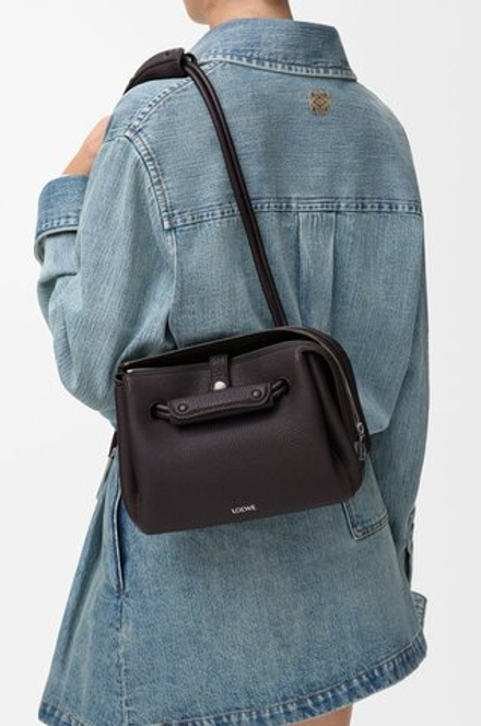 Loewe Маленькая сумка Madrid из мягкой зернистой телячьей кожи, темно-коричневый