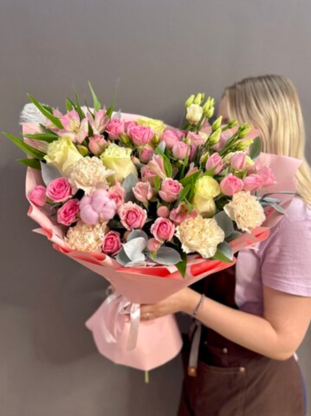 Авторский букет в розовой гамме с пером