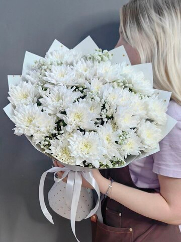 Букет из 5 кустовых хризантем с белой гипсофилой
