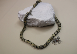 Чокер из далматиновой яшмы "Пятнистый аллюр"