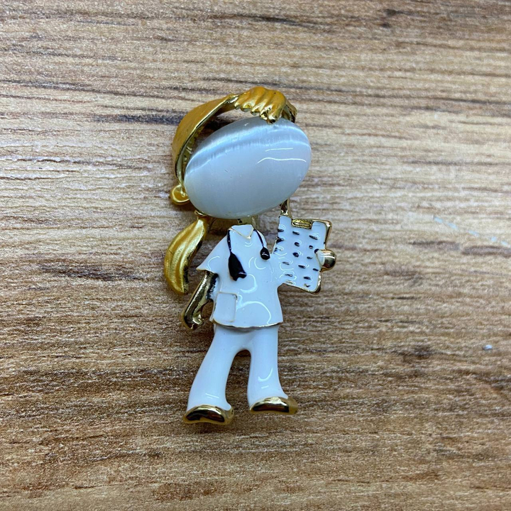 Брошь Profession Девочка врач с хвостиком эмаль цветная кабошон кошачий глаз металл золотистый