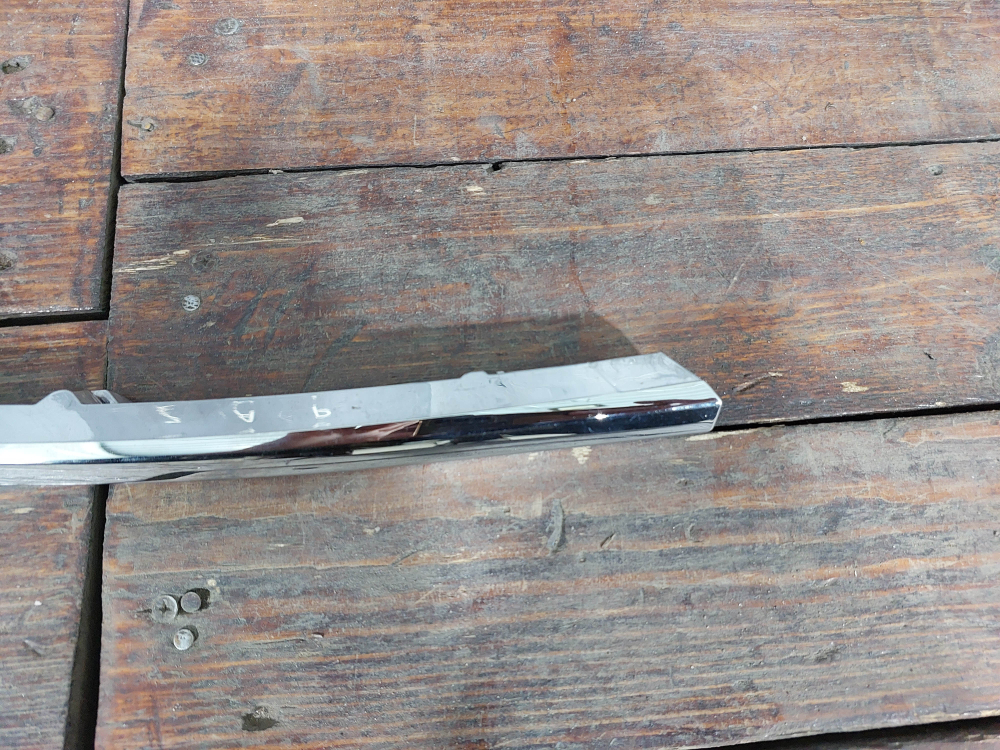 Молдинг переднего бампера правый LADA Vesta 22-нв Б/У Оригинал 8450040050