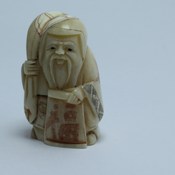 Нэцкэ Фукурокудзю с мешком риса и иероглифом "Счастье"