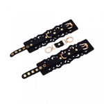 Наручники из черной кожи с узорами и золотой фурнитурой