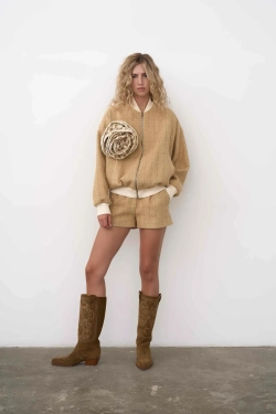 Твидовый бомбер бежевый