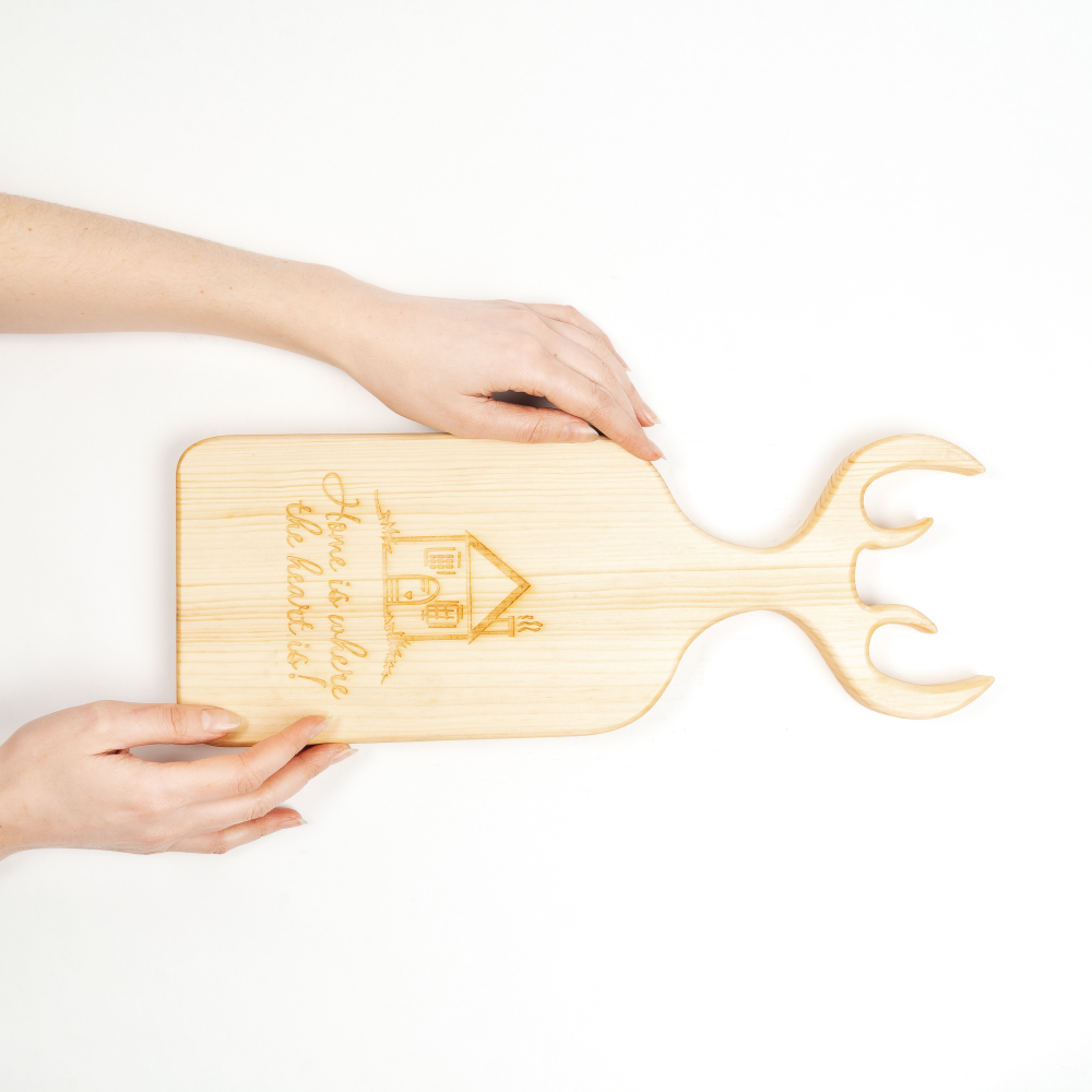 Доска разделочная из древесины сибирского кедра с гравировкой "Home is where the heart is". RD86