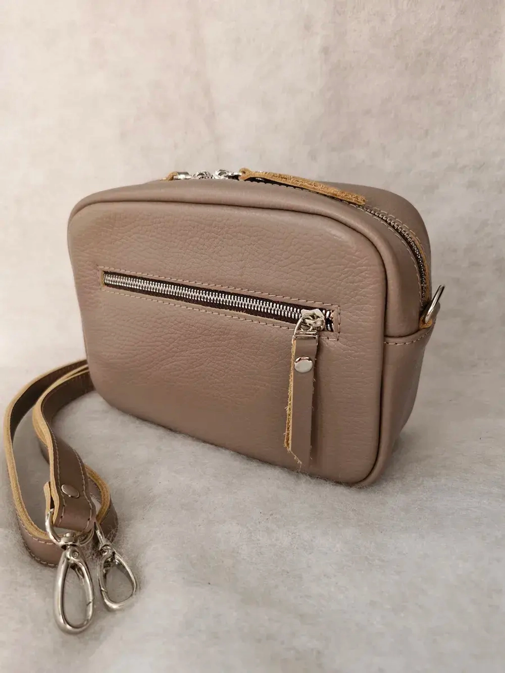 Сумка женская из натуральной кожи бежевая через плечо