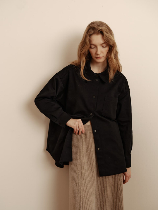 Рубашка оверсайз с карманами, черная джинса