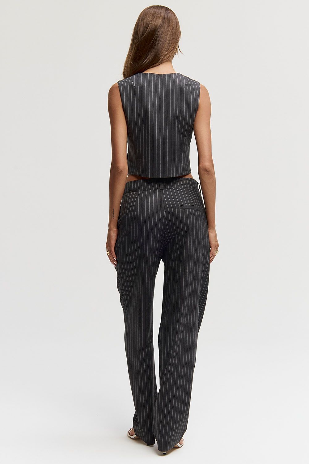 Брюки бананы в полоску темно-серого цвета