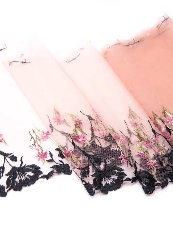 05-102 Вышивка на неэл. сетке 21 см, кофе с молоком/черный/розовый (правая)