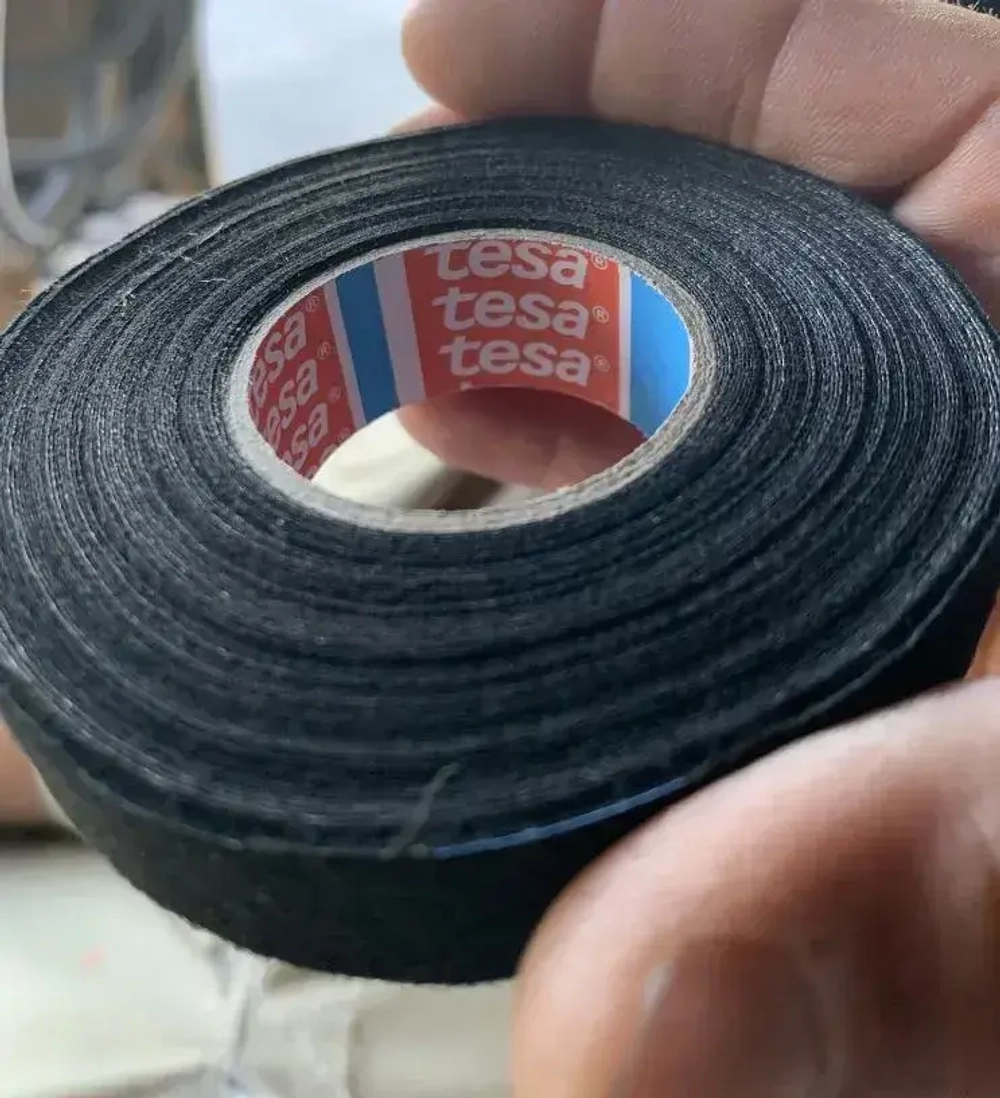 tesa Изолента 51608, 1 шт. шумоизоляция автомобильная салонная тканевая флисовая матерчатая черная для жгутования, "антискрип", 19 мм 25 м 230 мкм