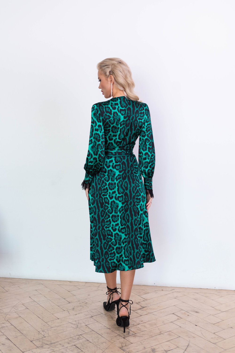 Платье на запах в изумрудном цвете