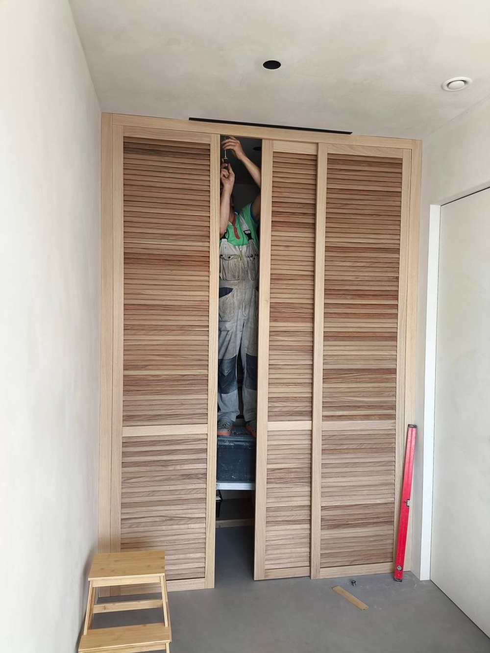 Жалюзийные двери из массива дуба