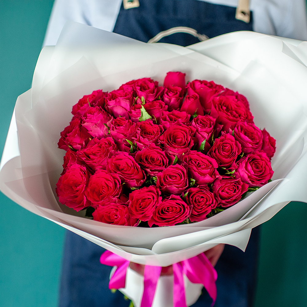 35 Кенийских малиновых роз в белом оформлении