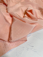 Плательно-блузочный жаккардовый шелк с добавлением вискозы (Stella McCartney, 36%шелк/64%вискоза, Пудровый персик/горошек в тон, 134, 74 гр/м2)