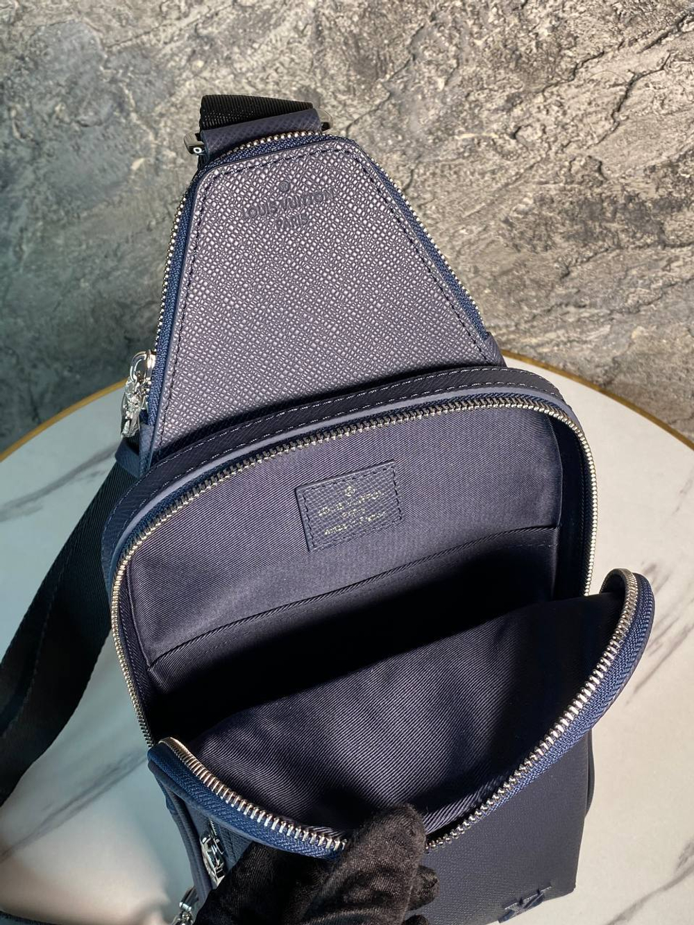 Сумка-слинг Louis Vuitton
