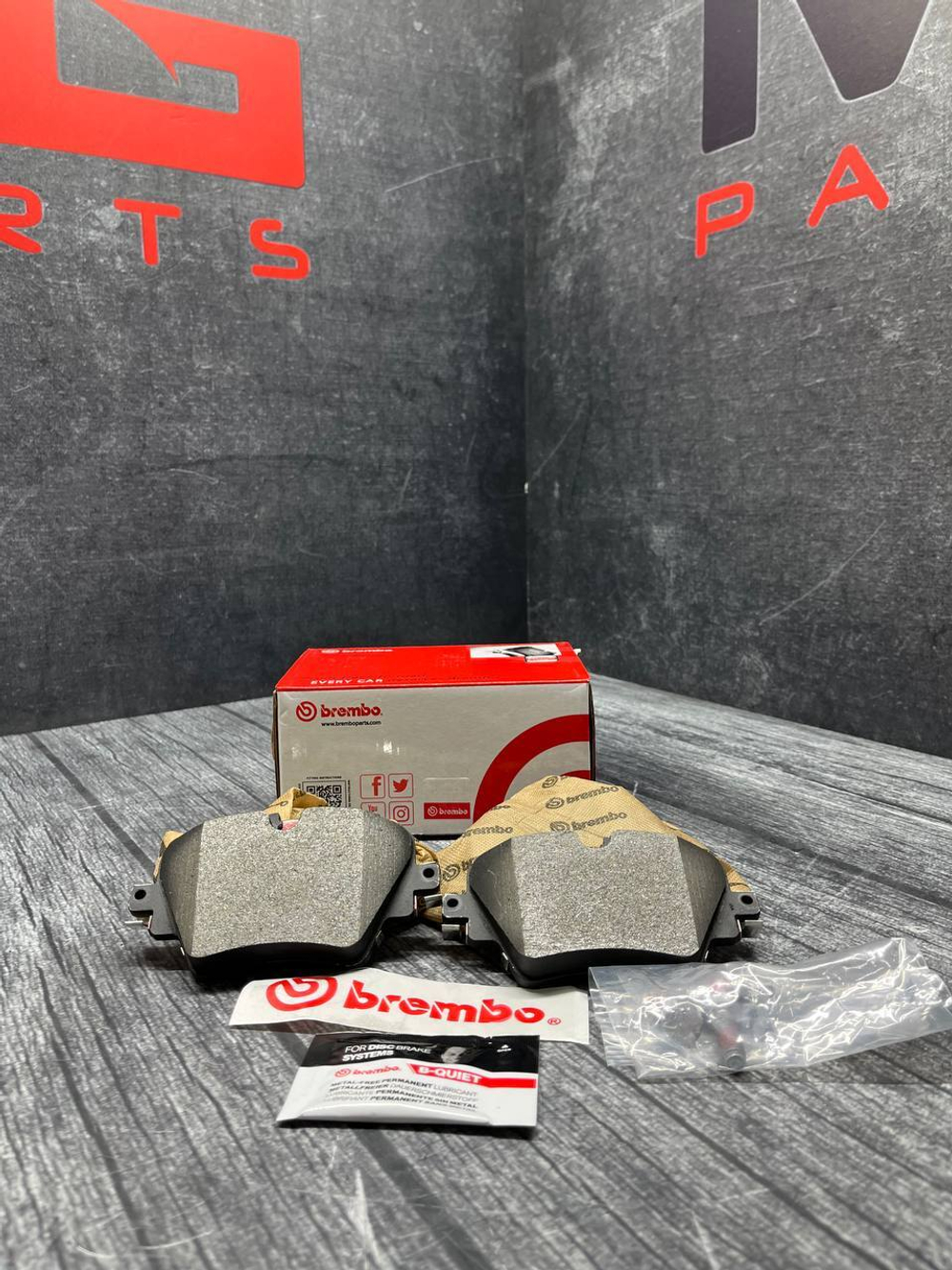 Тормозные колодки керамические Brembo P06093N