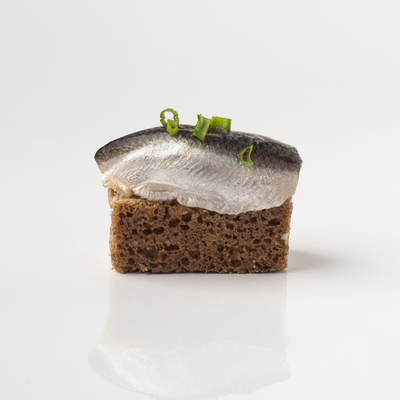 Бородинский хлеб с рийетом из скумбрии и килькой 16 шт