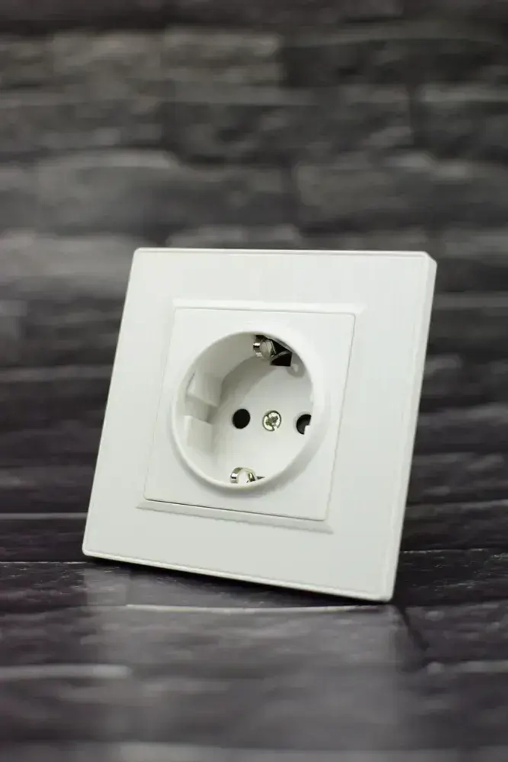 Розетка белая одинарная пластик