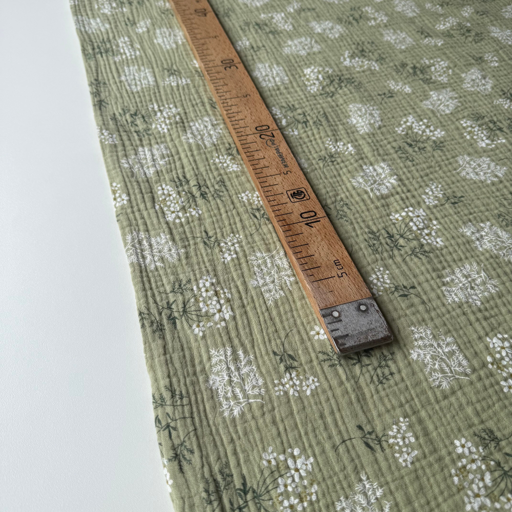 Муслин Соцветия ромашек на зелёном фоне