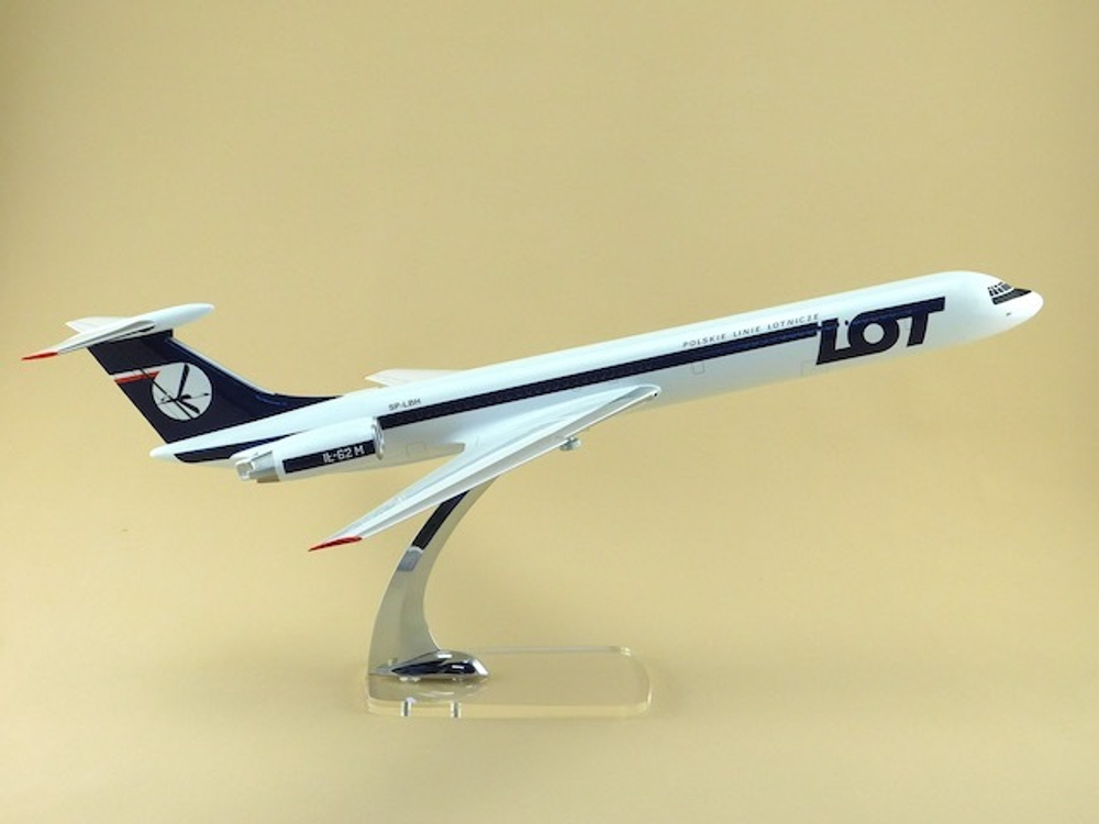 Модель самолета Ил-62М (М1:100, LOT)