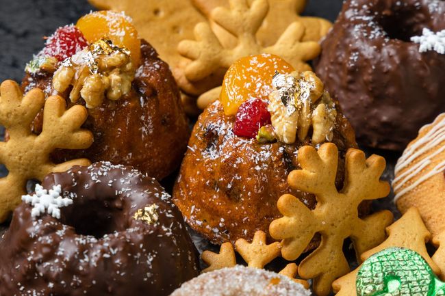 Ассорти десертов &quot;Новогодние лакомства 2025&quot; с дубайским шоколадом