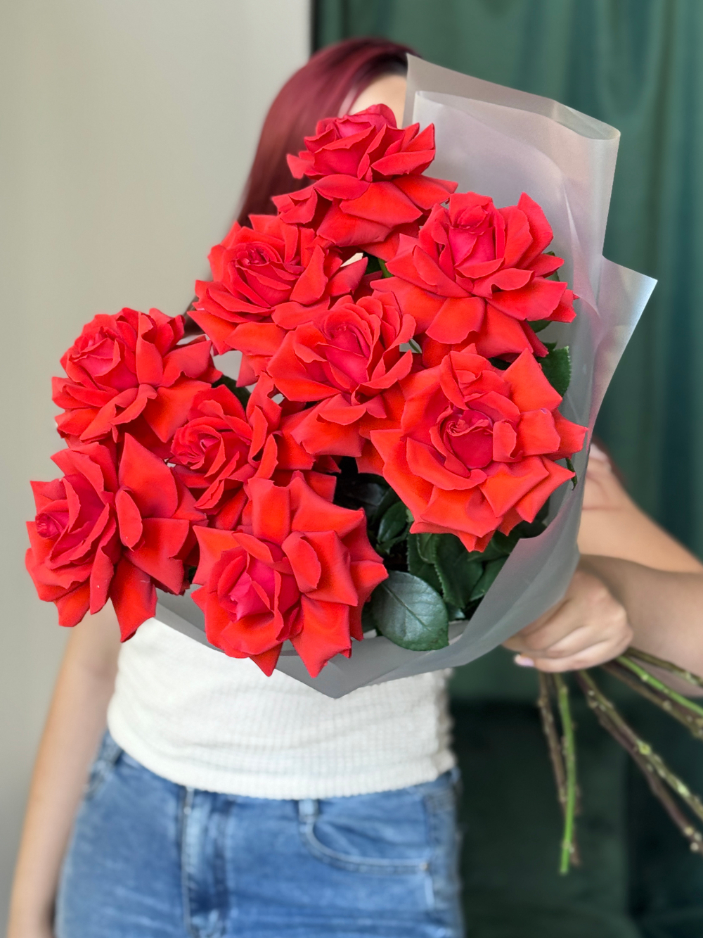 Красные французские розы сорта Нина