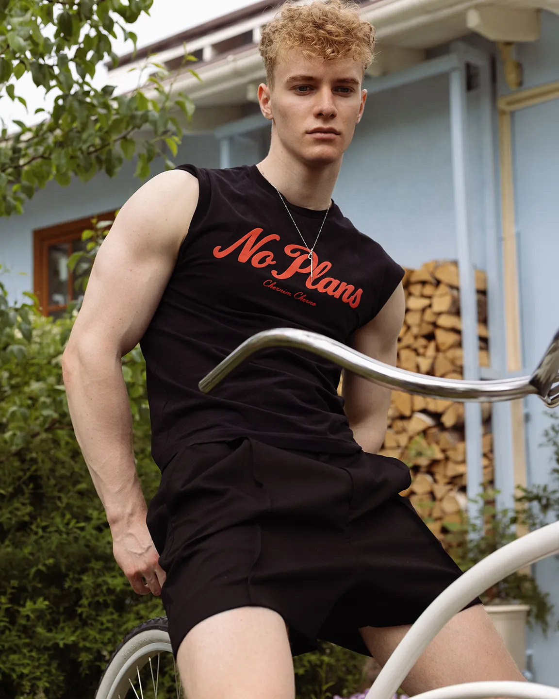 Черная майка без рукавов 