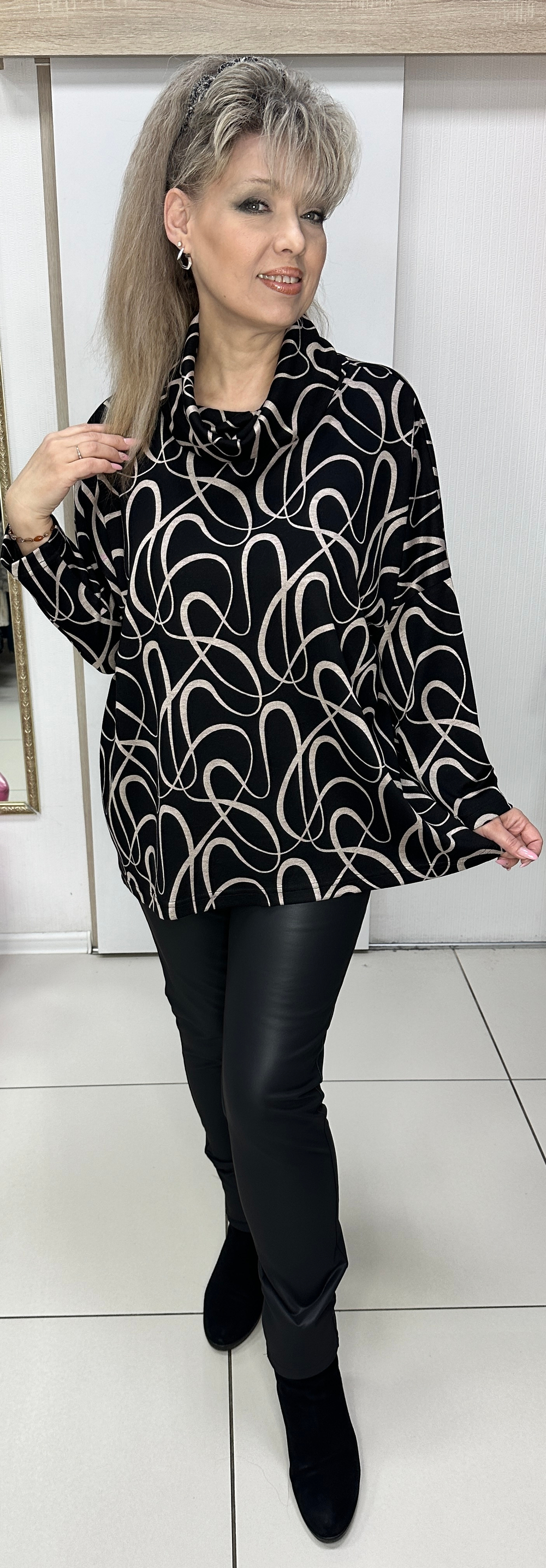 Туника черная с хомутом и бежевым абстрактным изображением