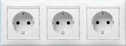 Розетка Legrand Valena + рамка 3 поста Белая