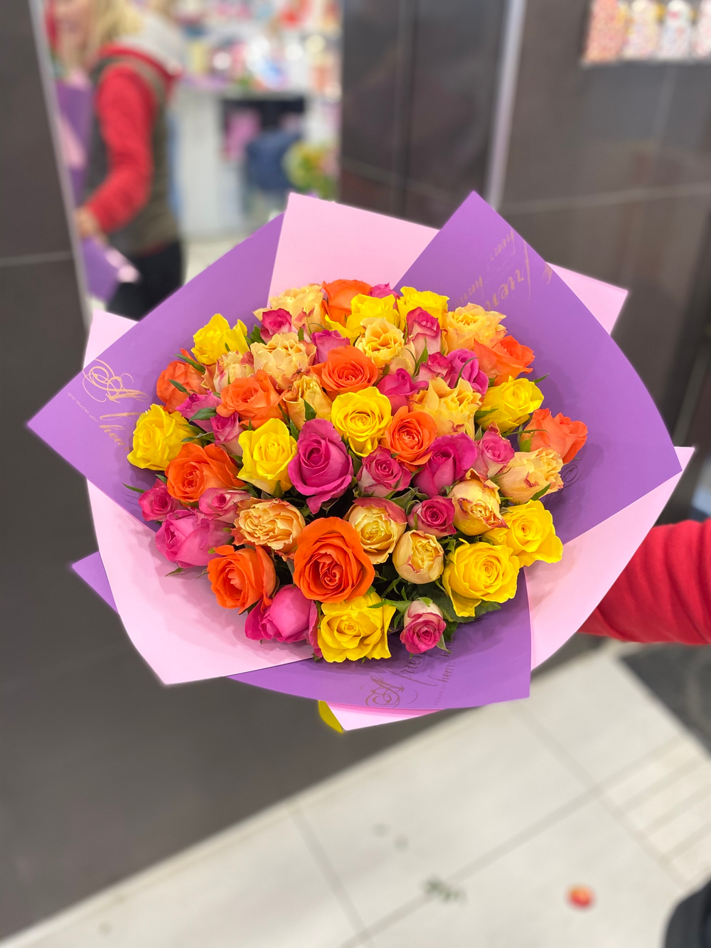 Букет 51 роза Кения 32 см в пленке