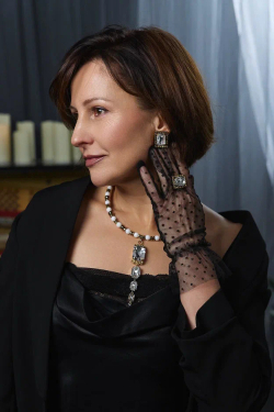 Колье гривна из гематита и белой лавы с дорожкой из кристаллов, оттенок золото антик