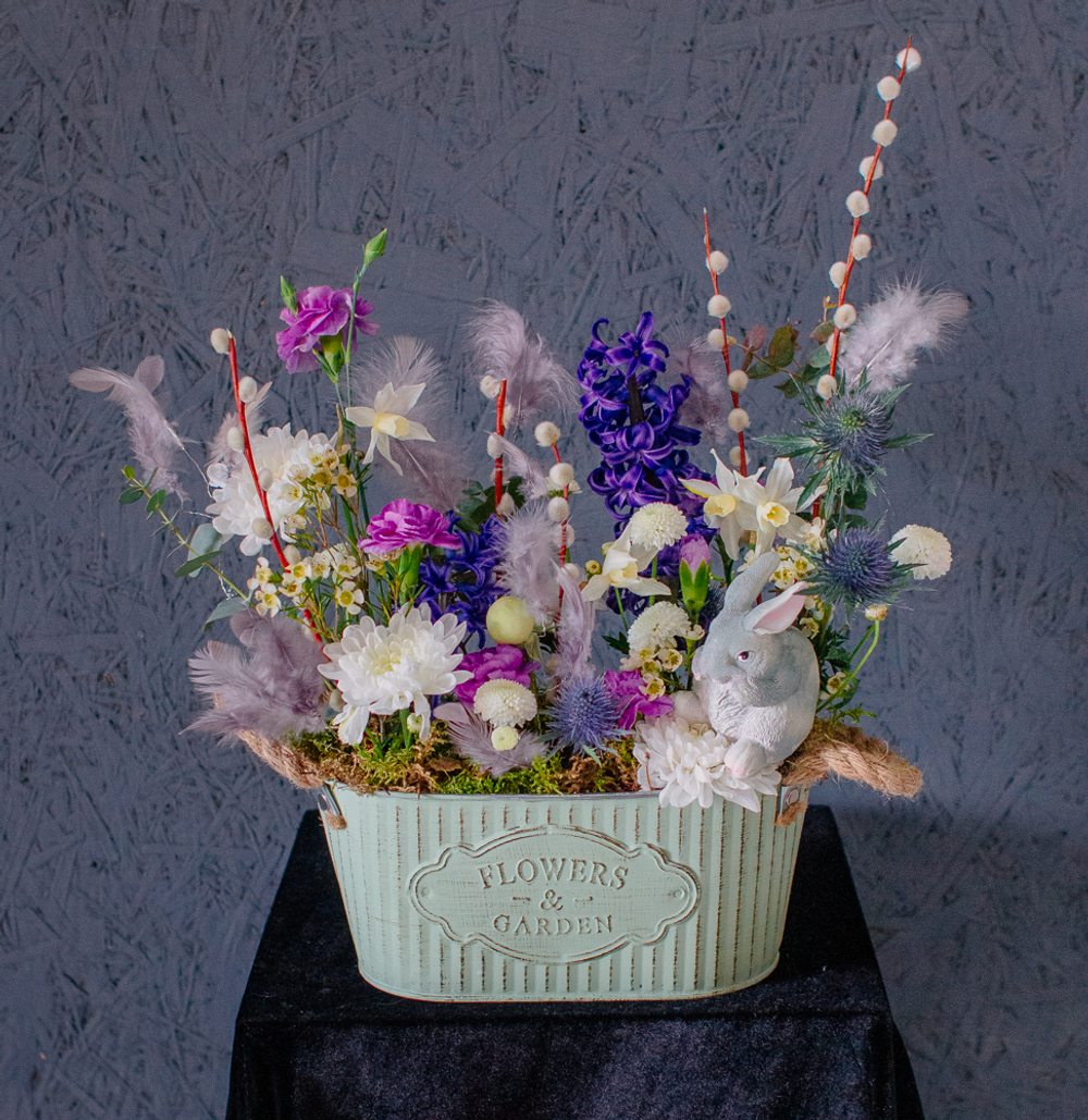 166. Нежная праздничная композиция с гиацинтами и нарциссами