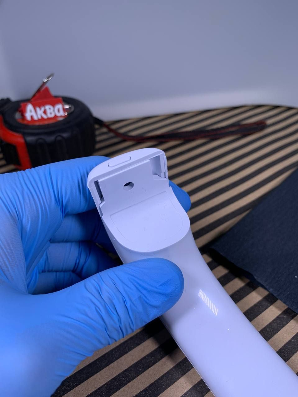 Ручка для холодильника Атлант 1704 верхняя 331603304500 + накладка 331603304600