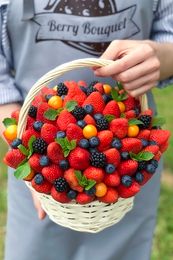 Корзина с ассорти ягод "Ягодная мечта"