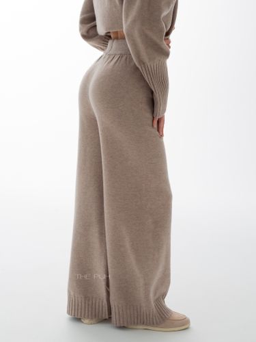 Трикотажный костюм в цвете капучино с широкими резинками