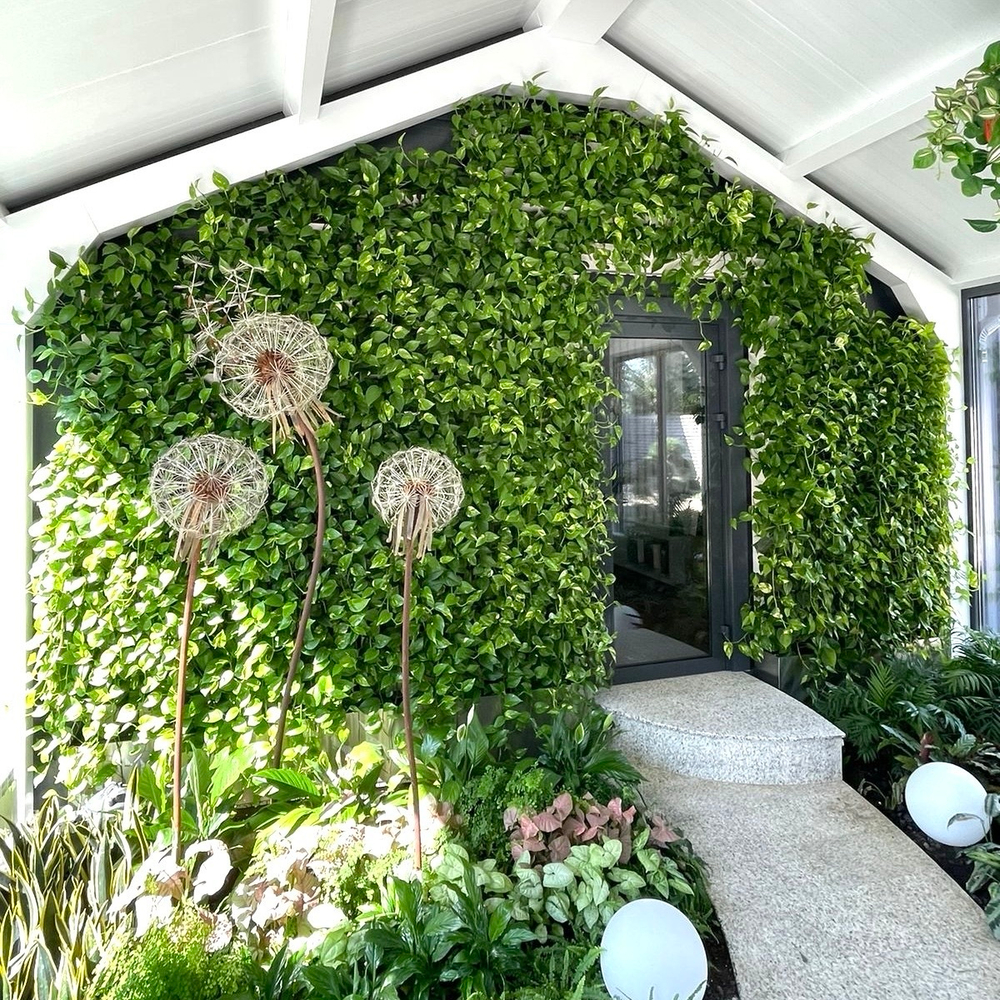 Вертикальное озеленение живыми растениями. В проекте использовалось оборудование "Hydro Falls"