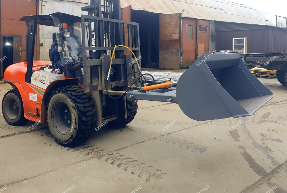 Ковш с гидравлическим опрокидыванием на вилы