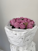 Букет 19  фиолетовых роз в оформлении