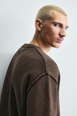 ZARA СВИТЕР С ПРИНТОМ И ЭФФЕКТОМ ПОТЕРТОСТИ, КОРИЧНЕВЫЙ