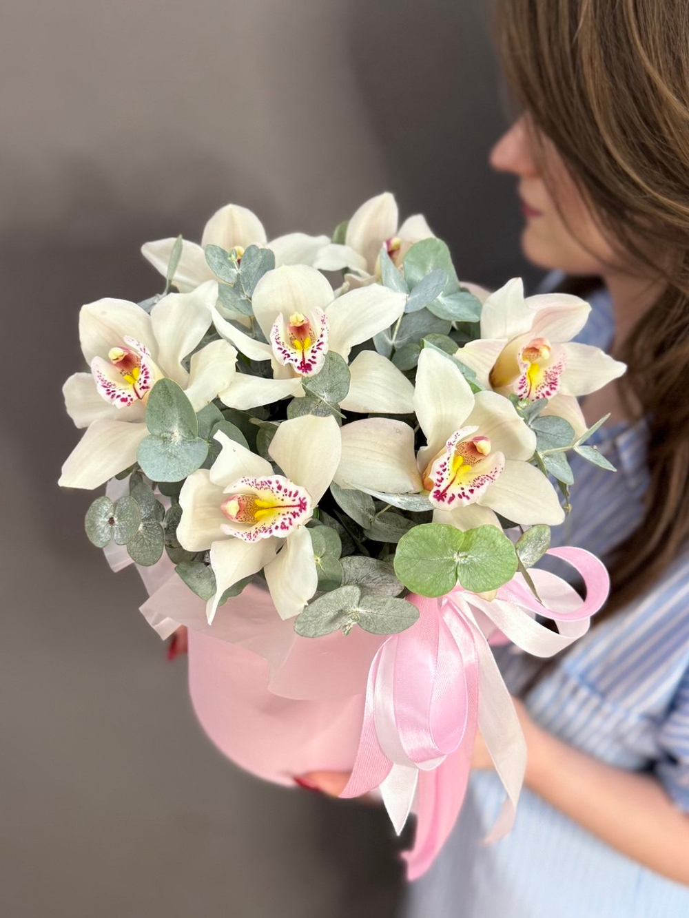 Коробка с 7 белыми орхидеями