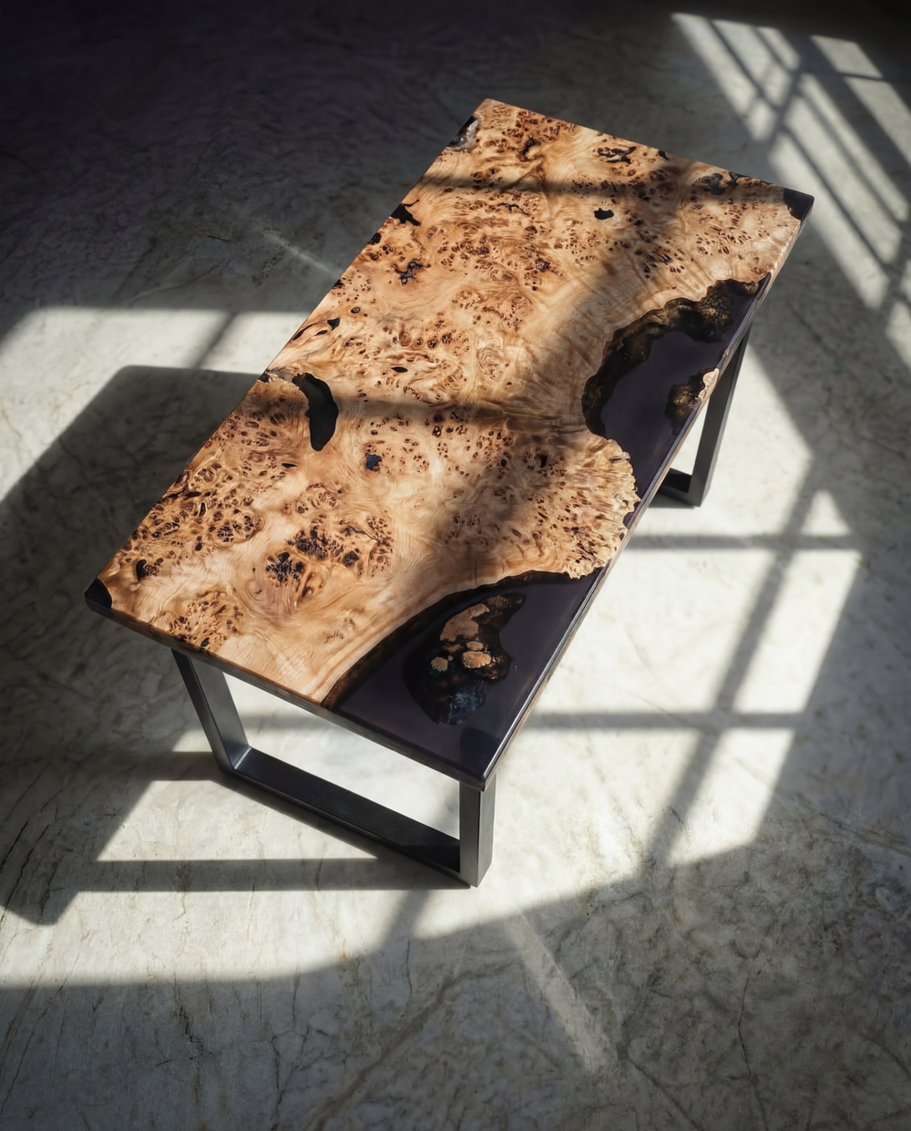 Стол из капового тополя со смолой по краю